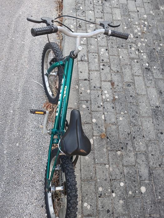 Bicicleta verde para criança em bom estado
