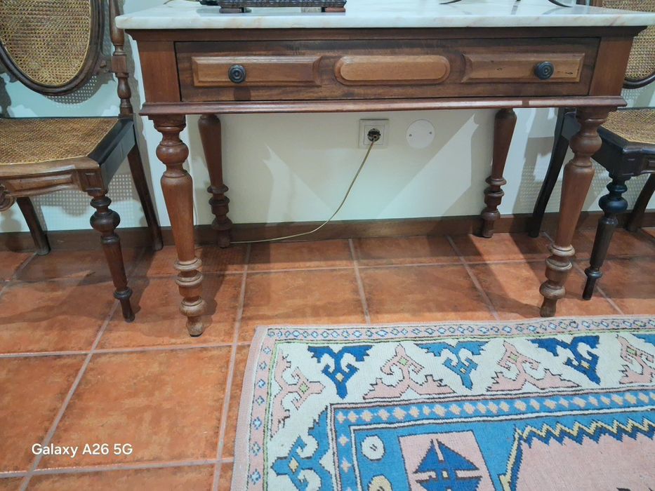 Mesa antiga com tampo de mármore