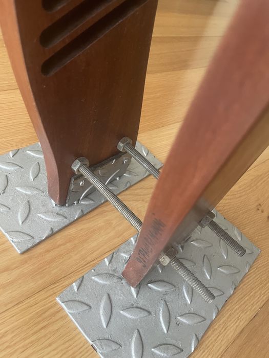 Porta CD em madeira maciça e ferro.Peça única