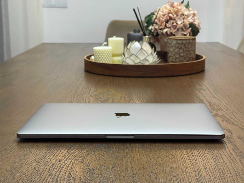 MacBook Pro 15" 2018 - i7 6-core 2.2GHz, 16Gb RAM, SSD 256Gb
