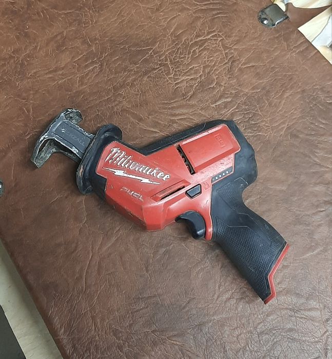 Piła szablasta milwaukee m12 fuel