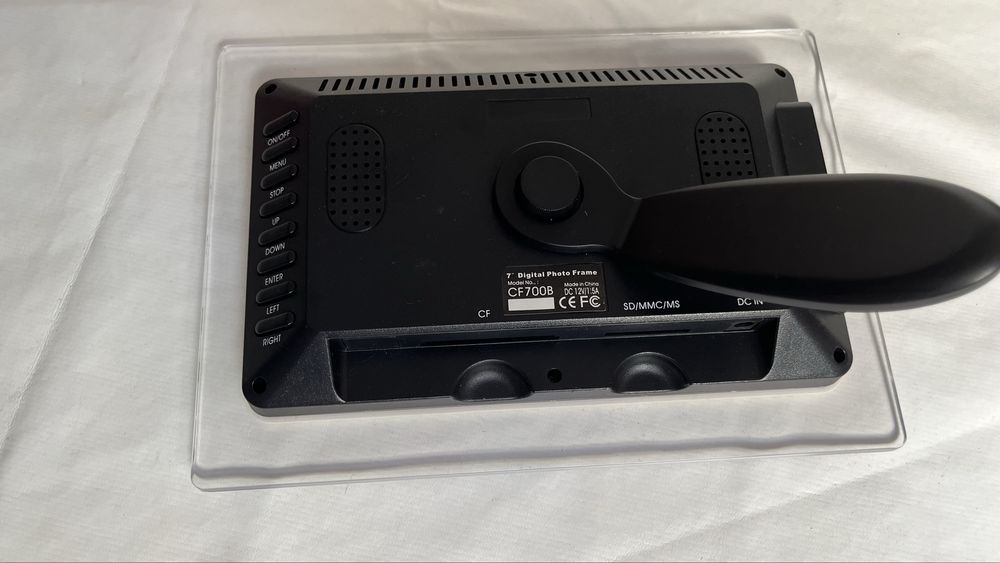 Moldura Digital 7" CF700B – Suporte a SD/MMC/MS e USB