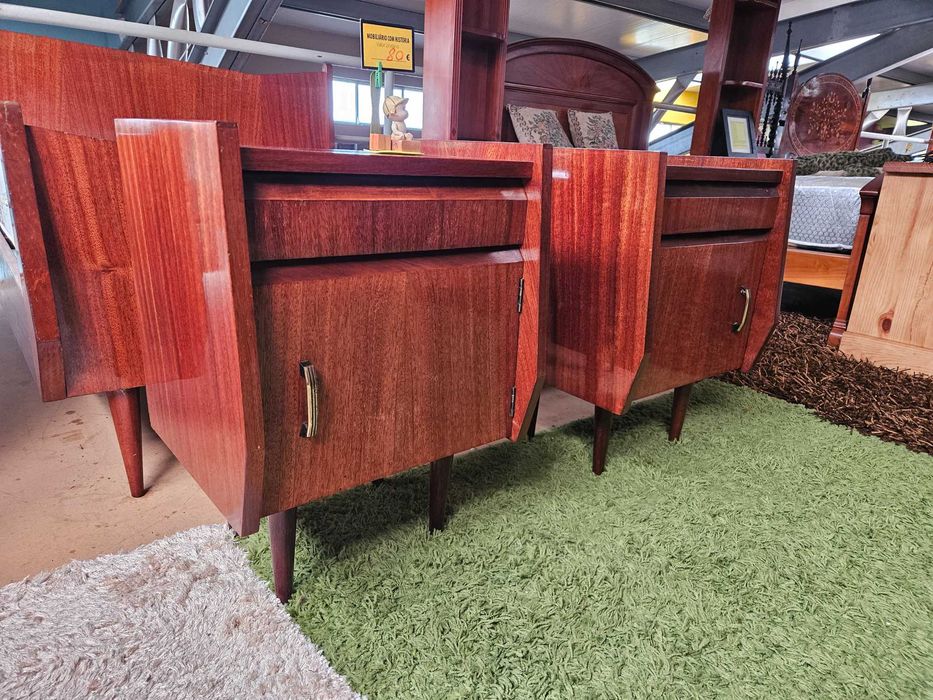 Mesas de cabeceira em madeira maciça - Valor unitário - óptimo