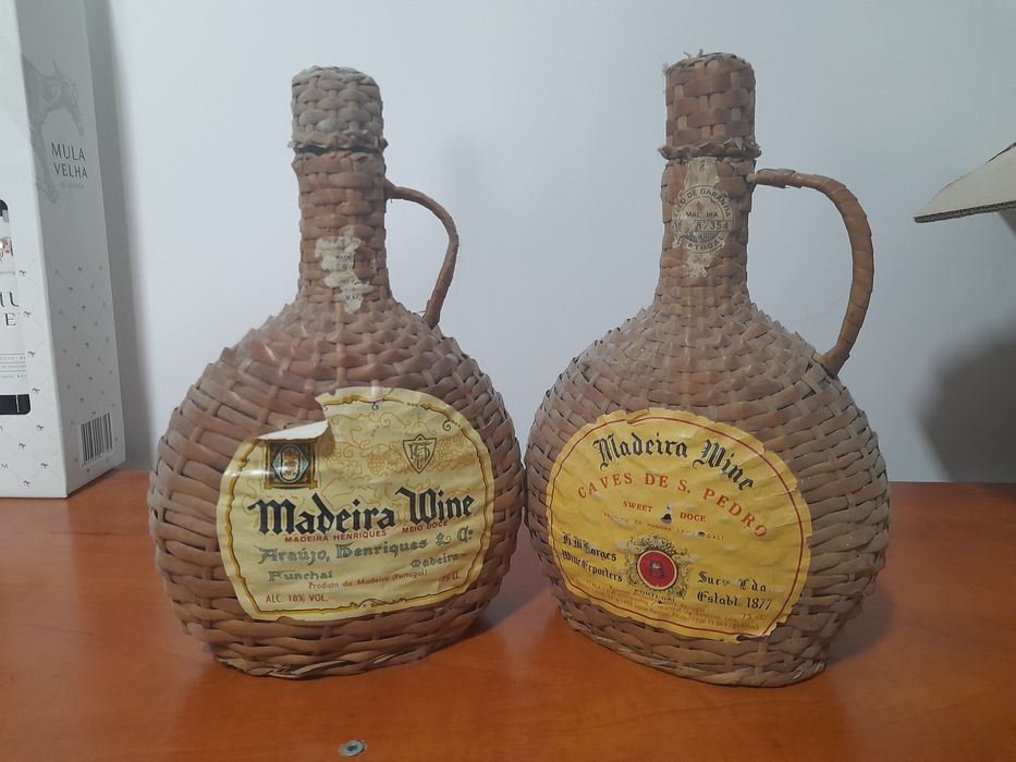 Straw-lined demijohn438965183815372800
