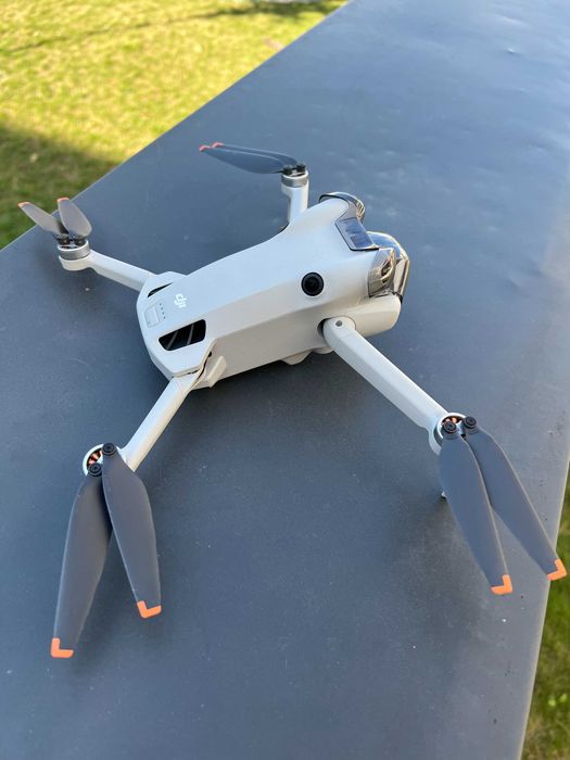 Dron DJI Mini 4 Pro Fly More Combo (RC 2)