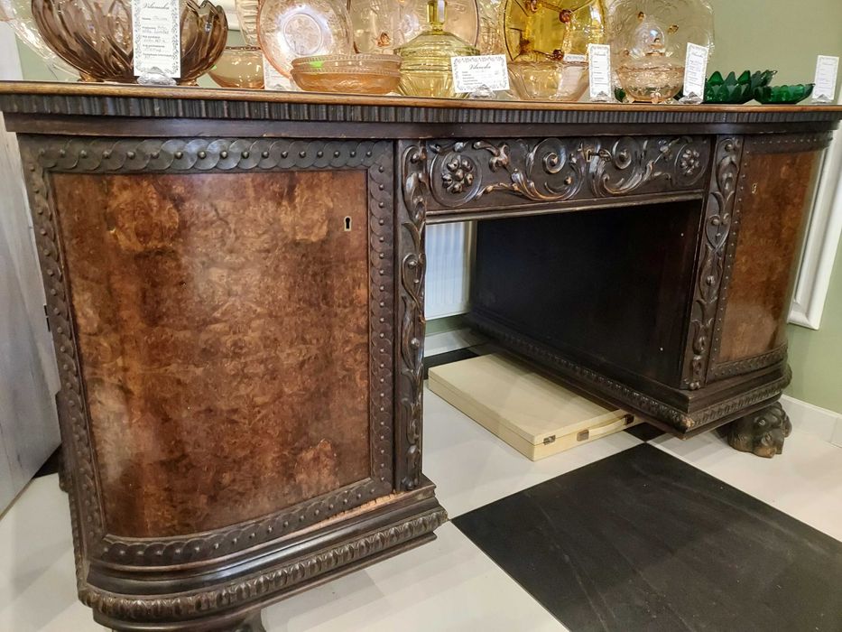 Szafa i biurko z 1931 roku