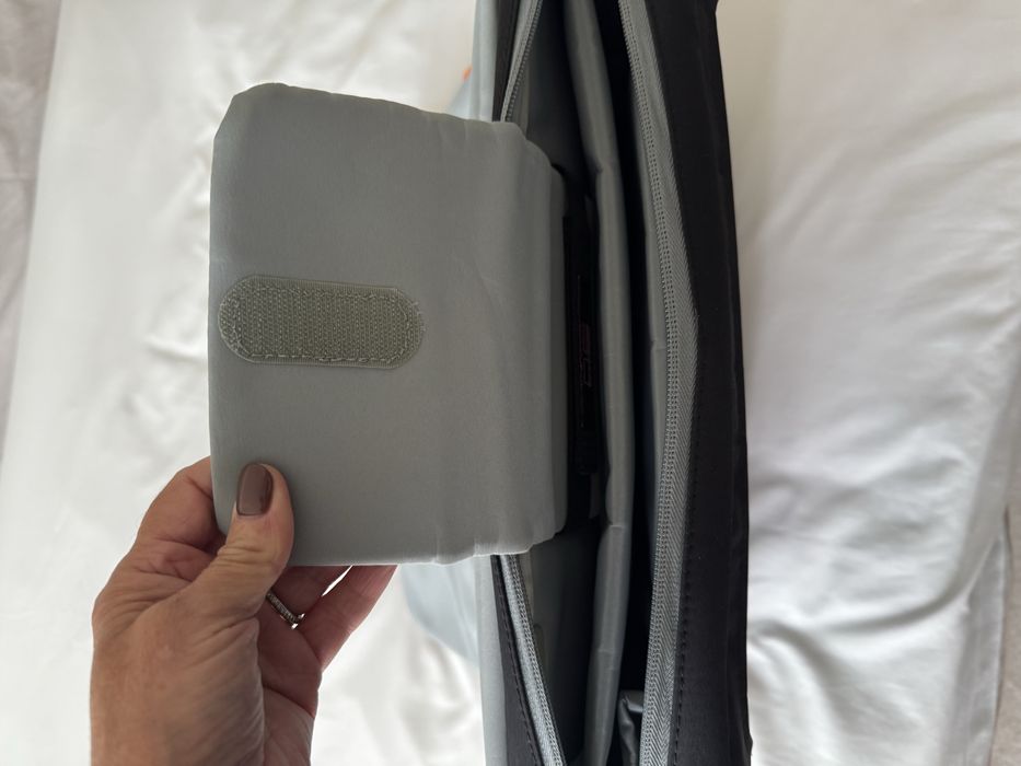 Pasta para computador, preta, com divisórias