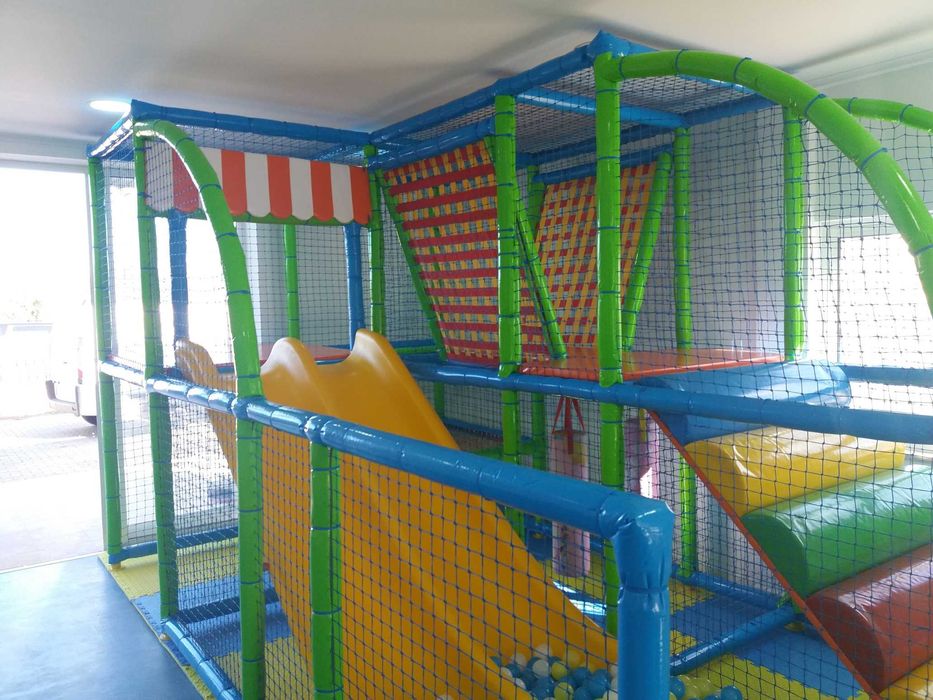 Playground/parque infantil usado.