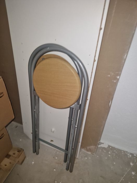 Mesa com cadeiras / bancos