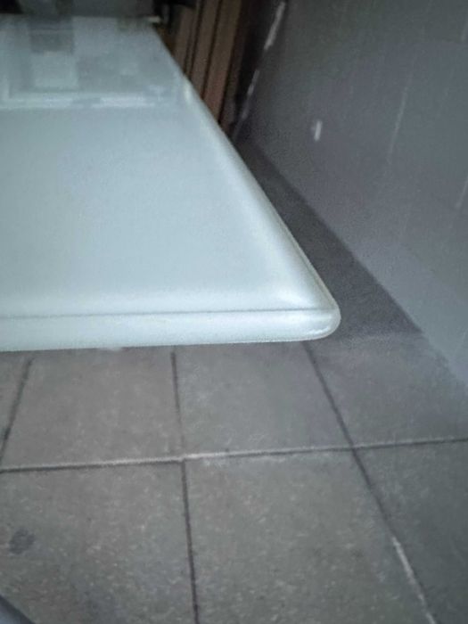 mesa tampo vidro e pernas regulaveis em altura