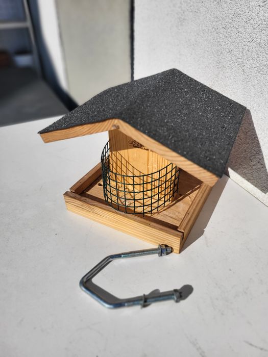 Karmnik drewniany używany do oddania