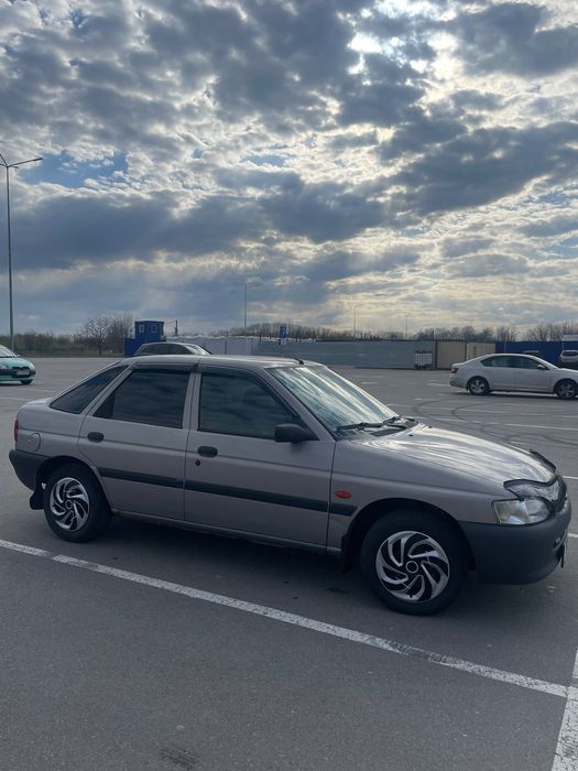 Машина Форд ескорт