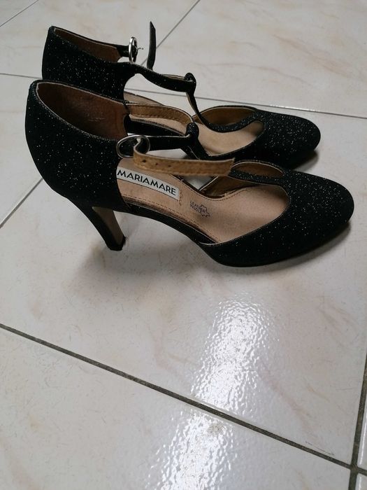 Sapatos brilhantes para festas