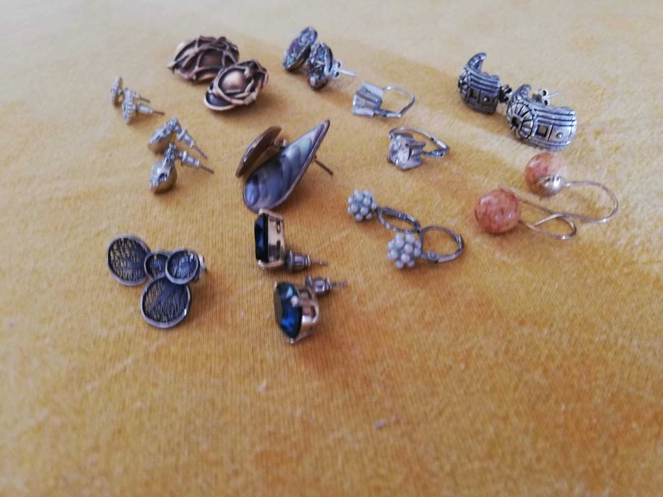 11 pares de brincos curtos prateados e dourados