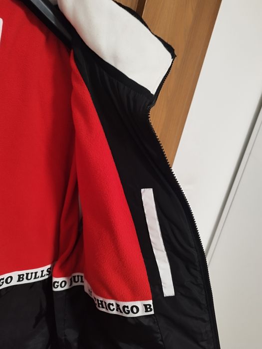 Puchowa kurtka CHICAGO BULLS z kolorowymi wstawkami