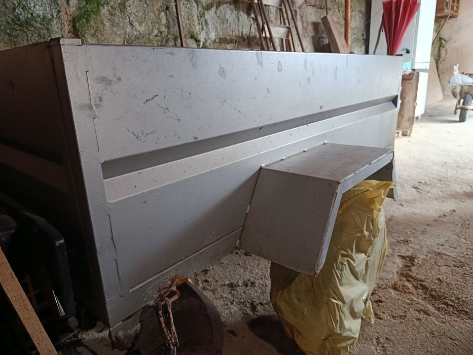 Atrelado de veículo, com taipais laterais, muito bom estado.