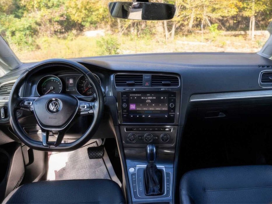 Volkswagen e-Golf      2017