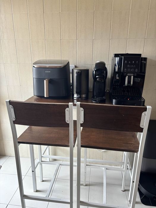 Mesa alta + 2 cadeiras