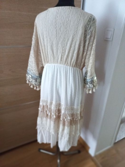 Sukienka boho oversize – moda włoska, koronka, hafty, cekiny, frędzle, bawełna