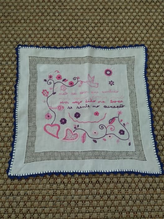 Lenço de linho com crivo bico em renda azul escuro