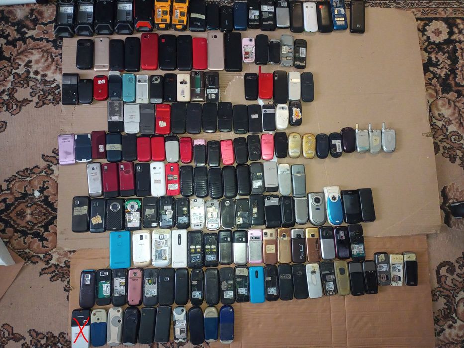 Лот клавішних телефонів Samsung, Nokia, Sonim