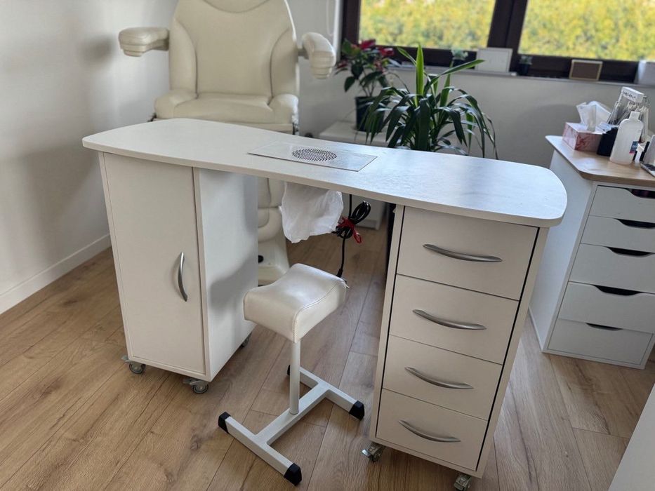 Stół do manicure z wbudowaną pochłaniaczem pyłu – dobry stan