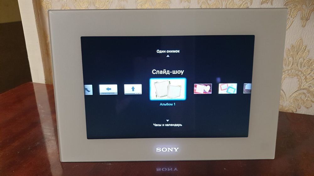 Цифровая фоторамка Sony DPF-XR100 (диагональ LED экрана 26см)