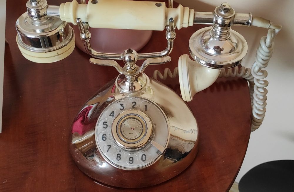 Stylowy telefon stacjonarny, retro.