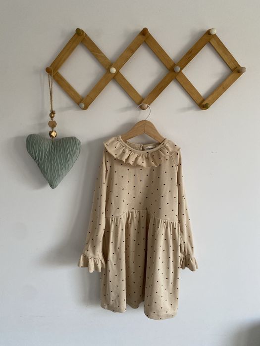 Sukienka beżowa prążkowana lil’ atelier w serca 110 kołnierzyk