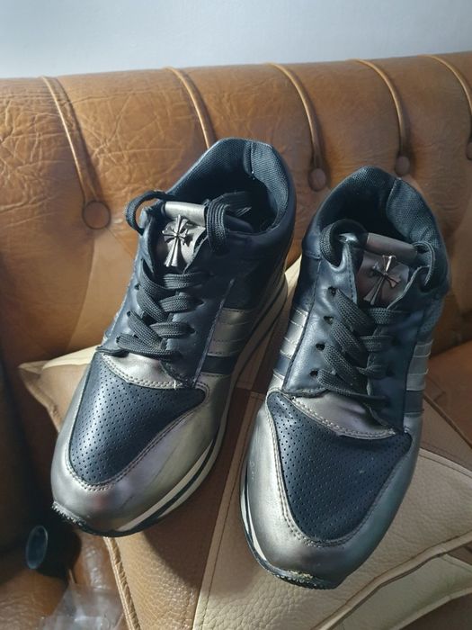 Продам жіночі кросівки на танкетці 40 роз в дуже гарному стані,натурал