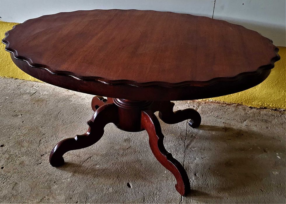 Stół ludwikowski na pięknej nodze z ciekawym blatem