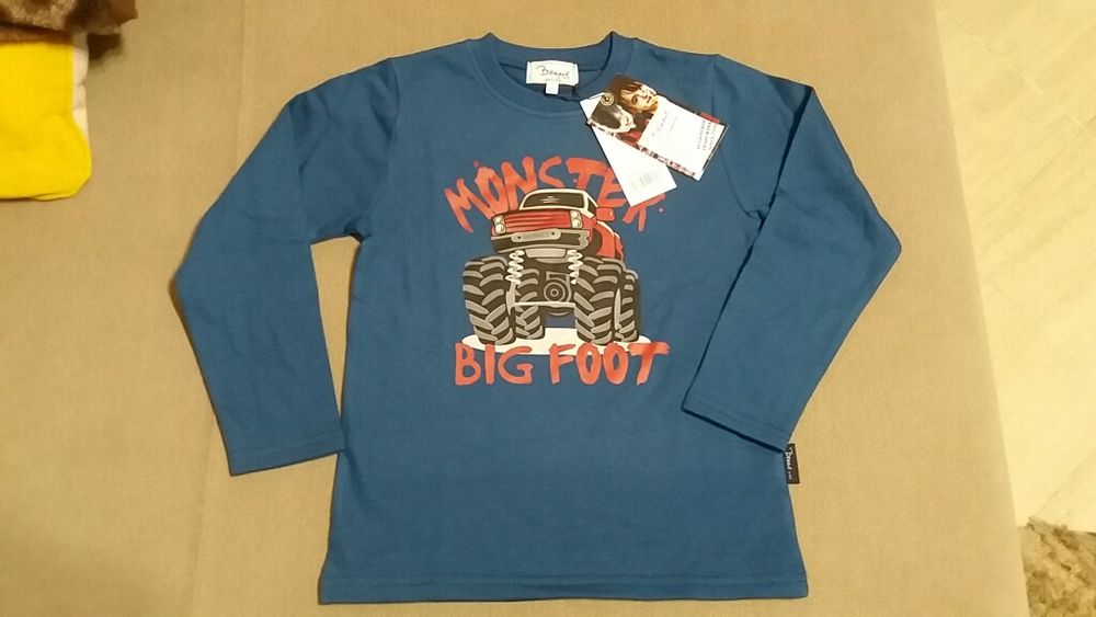 Roupa de criança nova com etiqueta, várias peças.