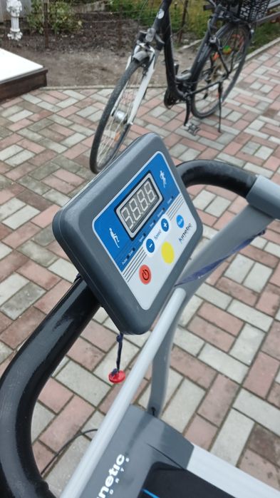 Електрична бігова доріжка Kinetic Sports KST1600 (Німеччина)