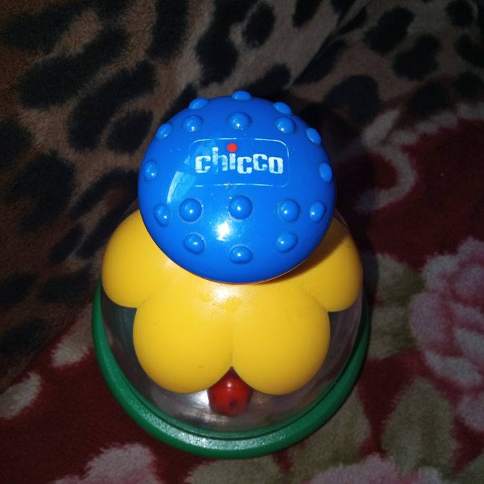 Розвиваюча іграшка дзиґа «Веселка» від бренду Chicco.