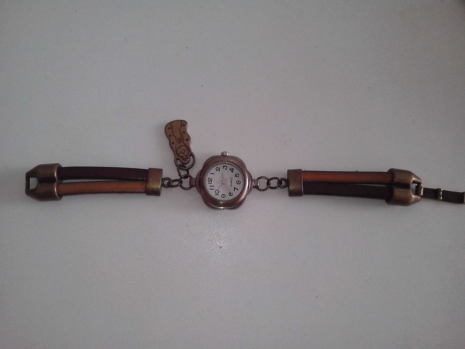 Relógio original. Aço e cabedal. Artesanato. Novo