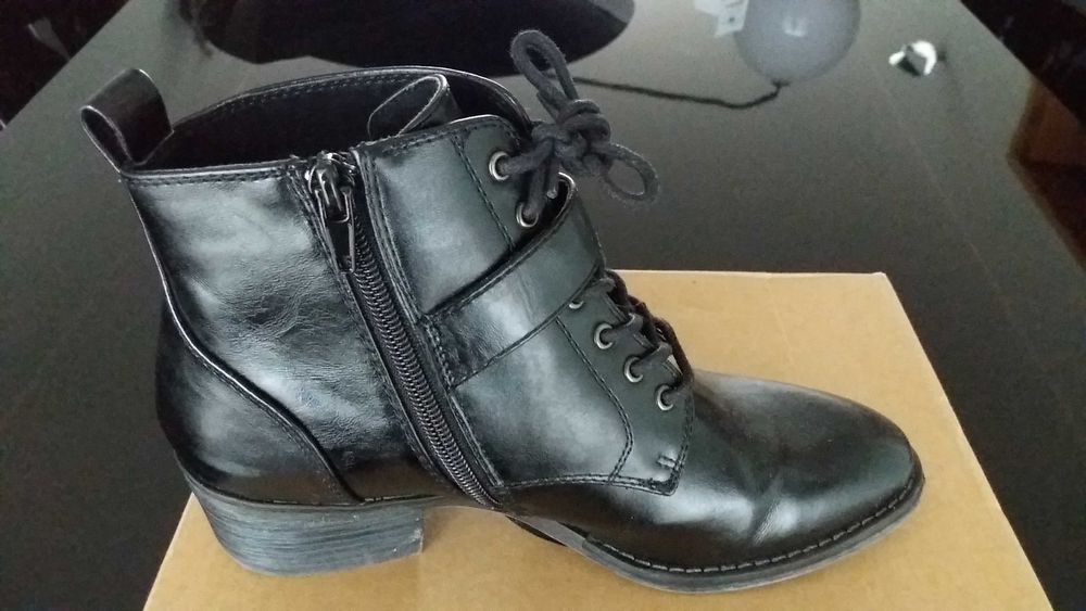 Botas pretas de cano médio