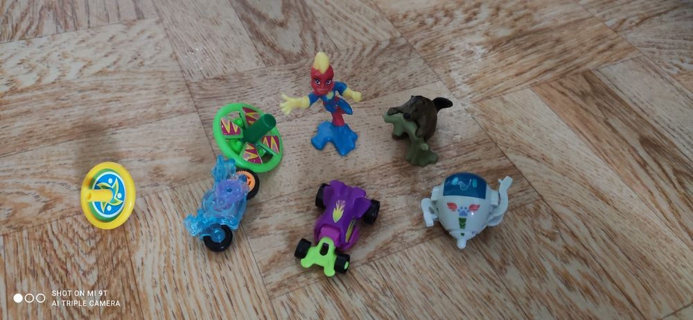 Іграшки Кіндер сюрприз, принцеси, хеллоу Кітті,  Маша та ведмідь,