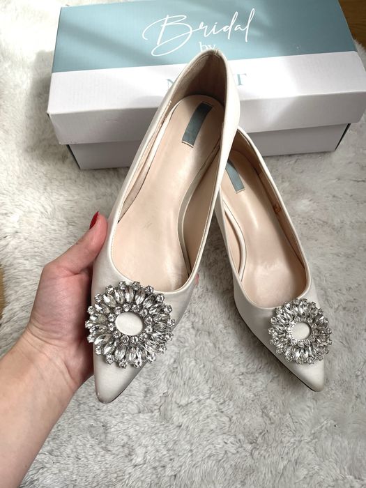 Biale satynowe buty slubne NEXT, niski obcas 5 cm, panieński