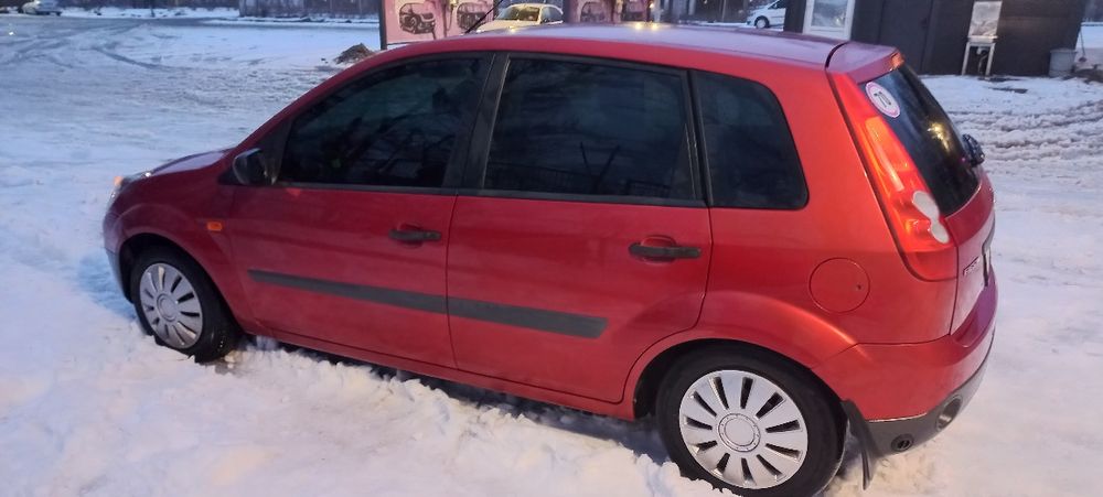 Ford Fiesta 1.4л. Автомат. Газ-бенз