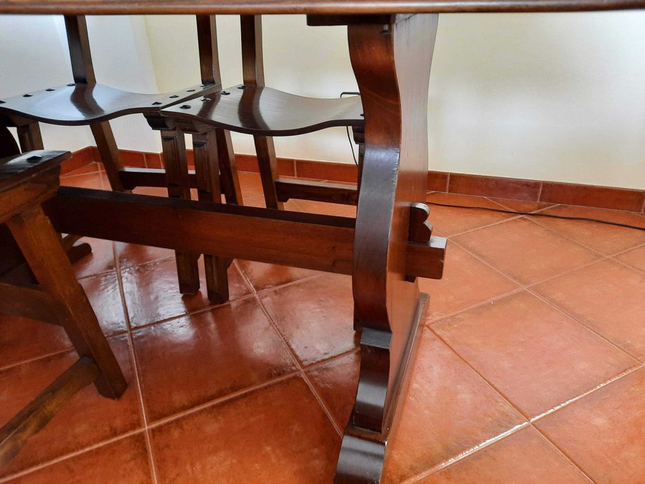 Mesa com 6 cadeiras em madeira de castanho maciça