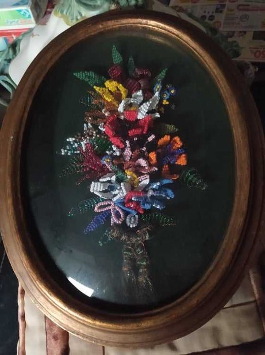 moldura com arranjo floral em missangas