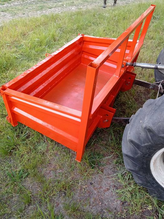 Trator com alfaias e reboque