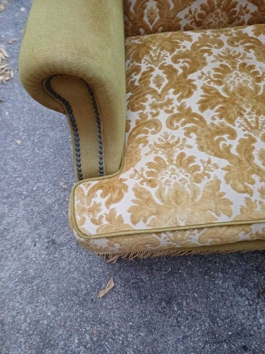 Clássica poltrona de orelhas (wingback) estofada, de molas, de costas altas