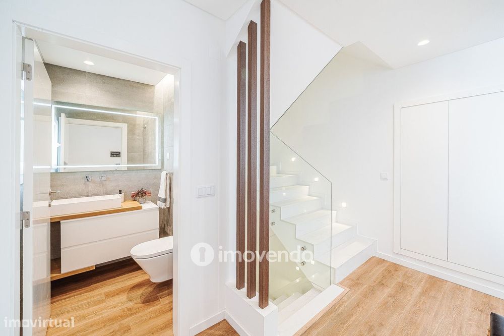 Moradia T3+1 moderna, com garagem e áreas amplas, em Alcochete