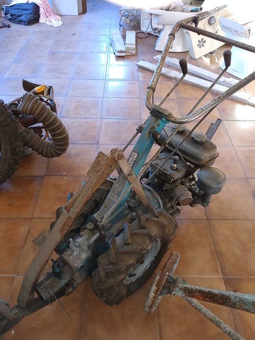 Pequeno trator de mão de combustão