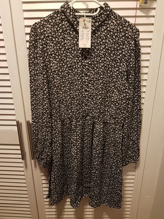 Sukienka koszulowa w drobne białe kwiatki Cropp XL