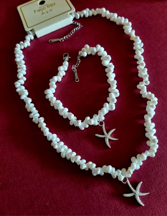 Conjunto branco (colar e pulseira), em aço, com estrela do mar prateada.