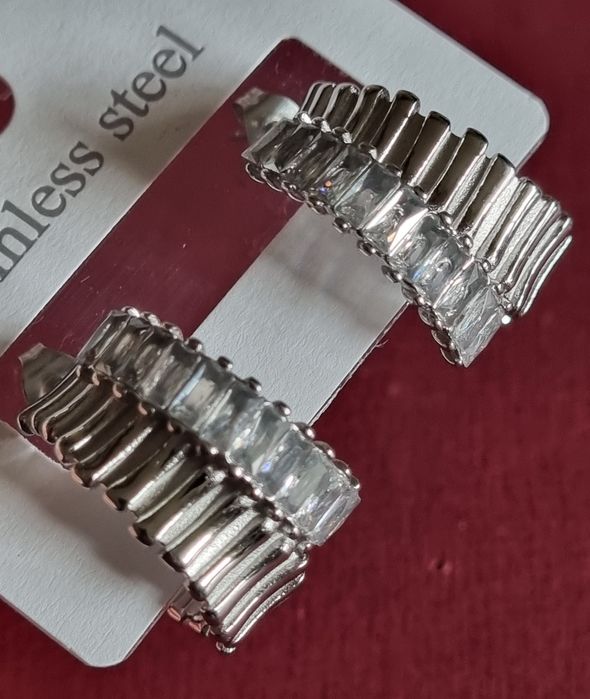 Brincos/argolas prateadas, em aço, diferentes e muito elegantes. De pico