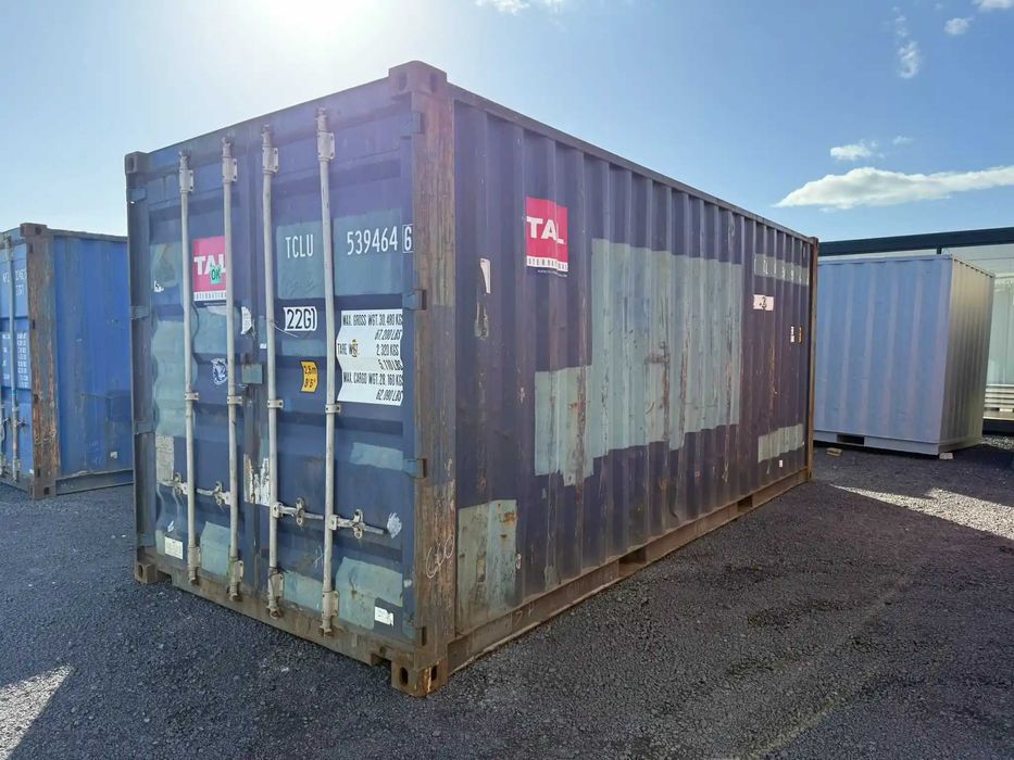 Contêiner marítimo de cor azul, em bom estado geral.