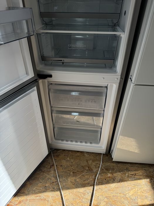 Двохметровий, NoFrost холодильник Siemens, привезений з Німеччини.